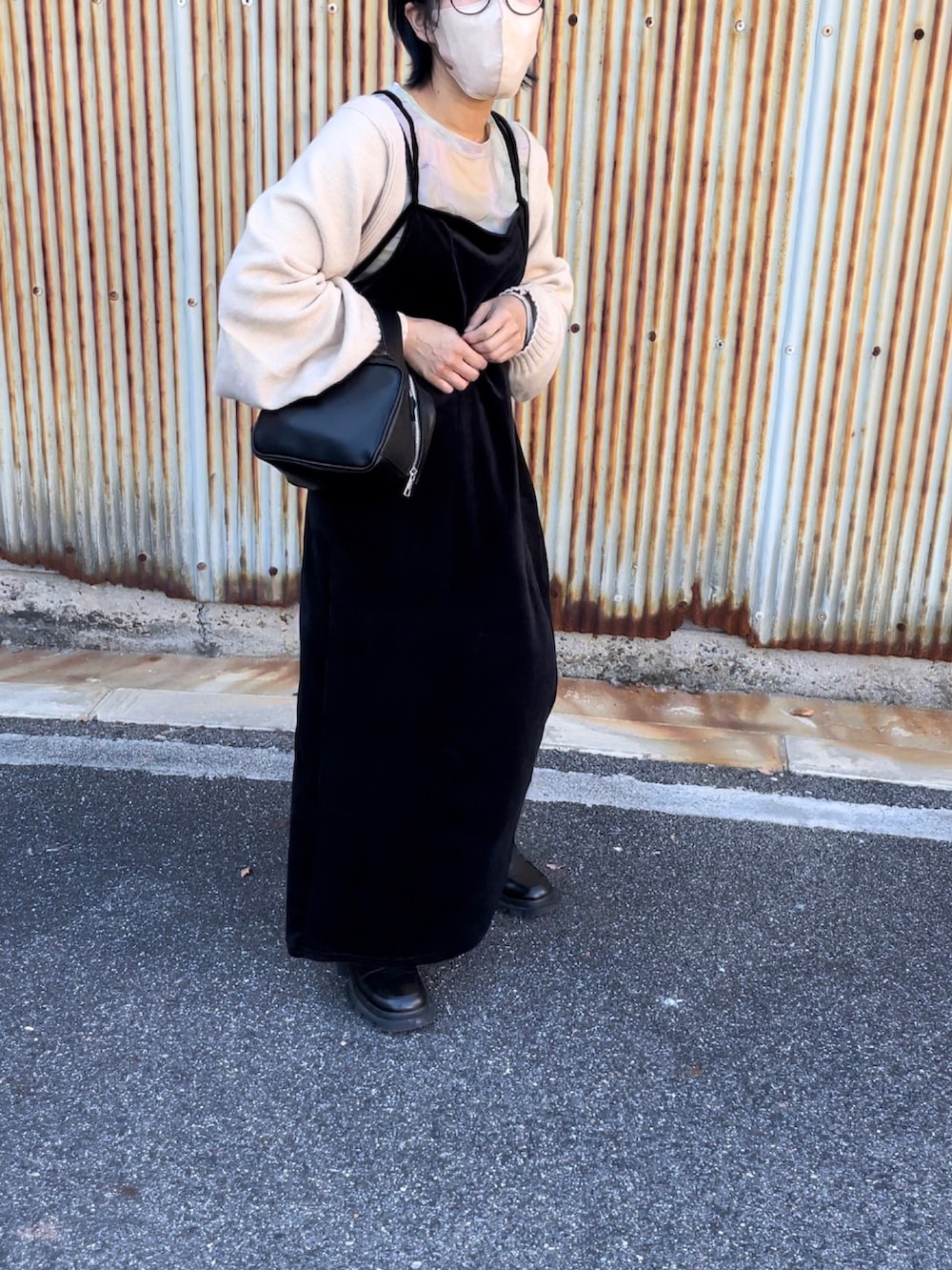 ブラック系のワンピース、ブラック系のブーツ、ブラック系のボストンバッグを着用したレディースの秋コーディネートの2枚目の写真