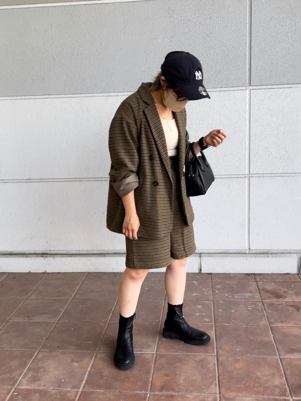 ブラック系のボストンバッグ、ベージュ系のテーラードジャケット、ベージュ系のその他パンツを着用したレディースの秋コーディネートの2枚目の写真