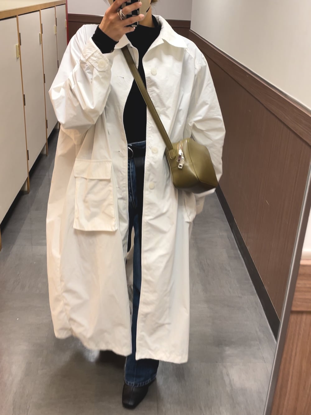 「春服デビュー宣言、シンプルスタイル、大人コーデ、カジュアルコーデ、低身長、デニムコーデ、メガネ女子、おしゃれさんと繋がりたい、春コート、ナイロンコート、シンプルコーデ」｜「forksy.の【forksy.】ナイロンステンカラーロングコート（ステンカラーコート、ホワイト系）」を使った、まるいさん（レディース・152cm）の春コーディネートの2枚目の写真