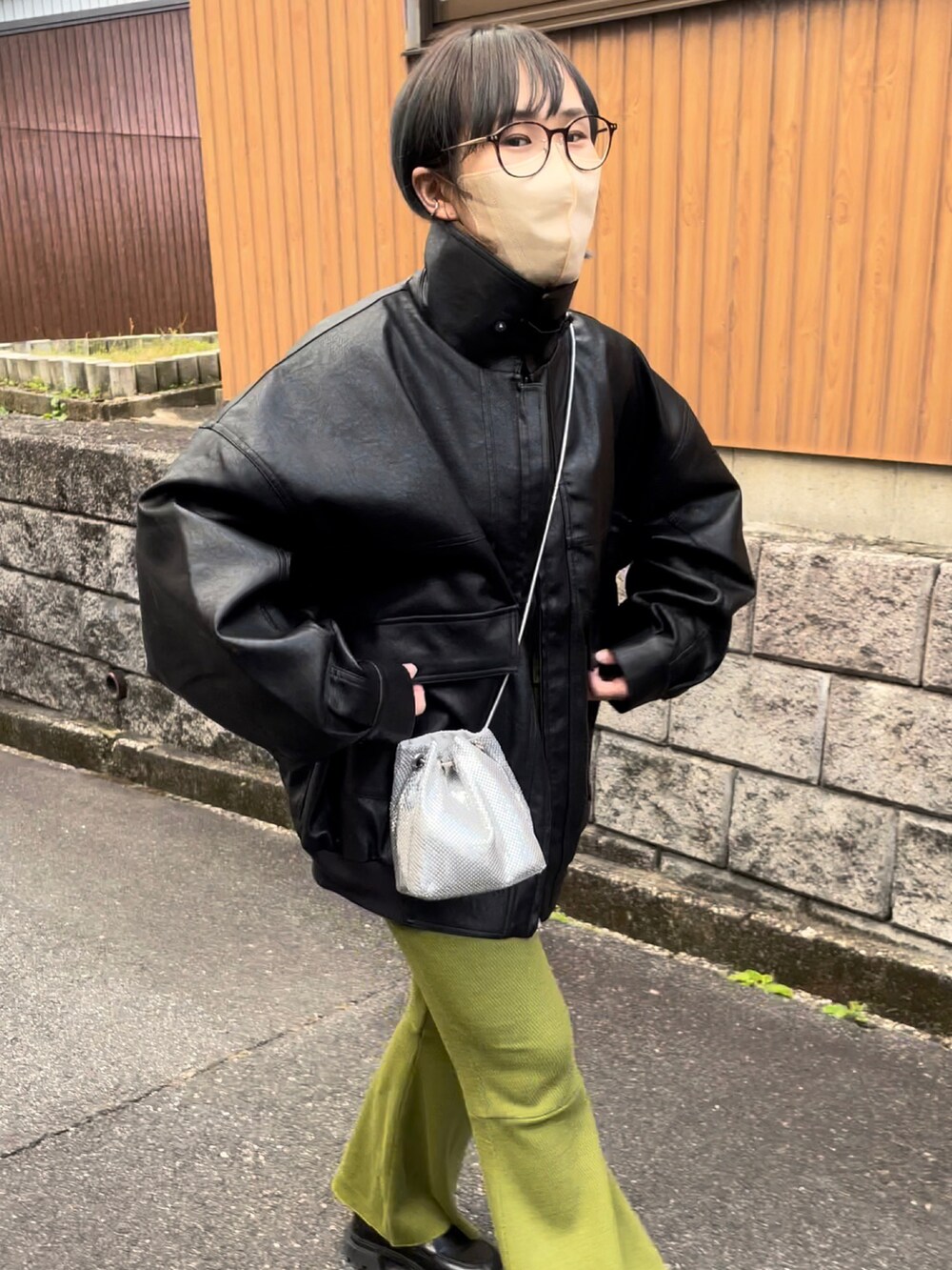 ブラック系のブルゾン、グリーン系のその他パンツ、ブラック系のローファーを着用したレディースの秋コーディネートの4枚目の写真