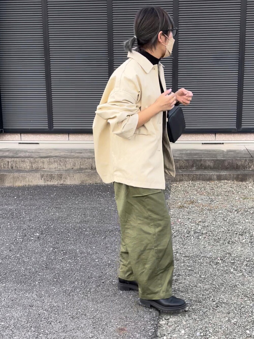 グリーン系のカーゴパンツ、ブラック系のTシャツ/カットソー、ベージュ系のブルゾンを着用したレディースの秋コーディネートの3枚目の写真