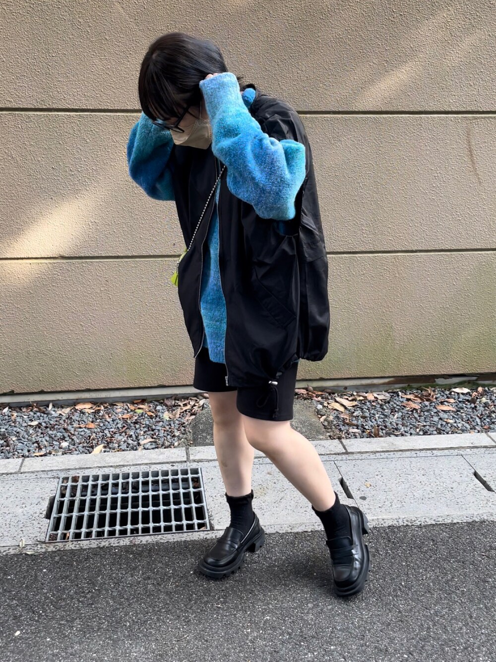 ブラック系のローファー、ブラック系のその他パンツ、ブルー系のニット/セーターを着用したレディースの秋コーディネートの2枚目の写真