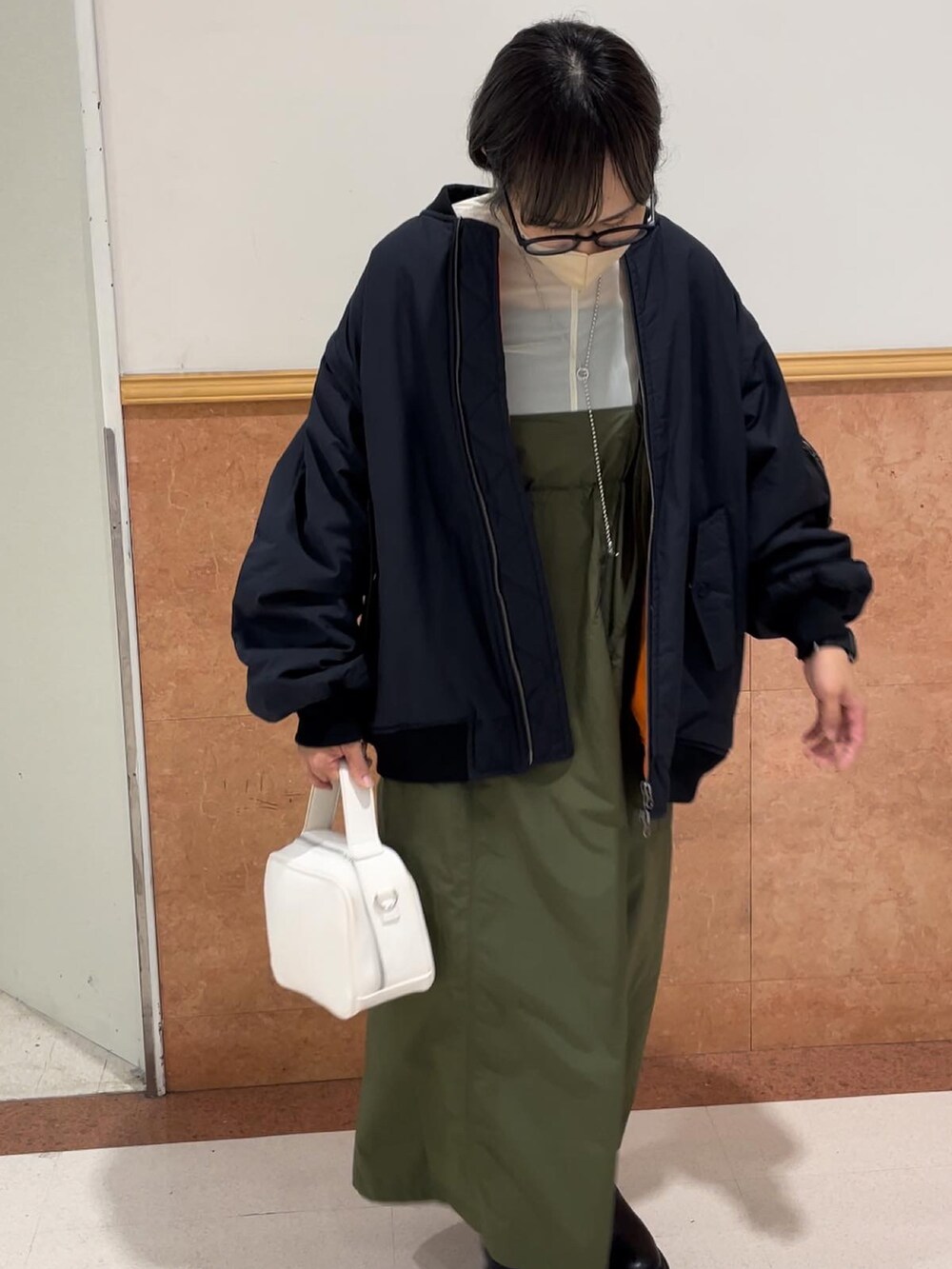 「秋コーデ、秋冬コーデ、カジュアル、ミリタリーコーデ、大人カジュアル、おしゃれさんと繋がりたい、大人かわいい、着回しコーデ、低身長コーデ、ジャンスカ、MA-1、ma-1 ブラック」｜「CIAOPANIC TYPYの□【ユニセックス】2WAYボリュームスリーブMA‐1（MA-1、ブラック系）」を使った、まるいさん（レディース・152cm）の秋コーディネートの3枚目の写真