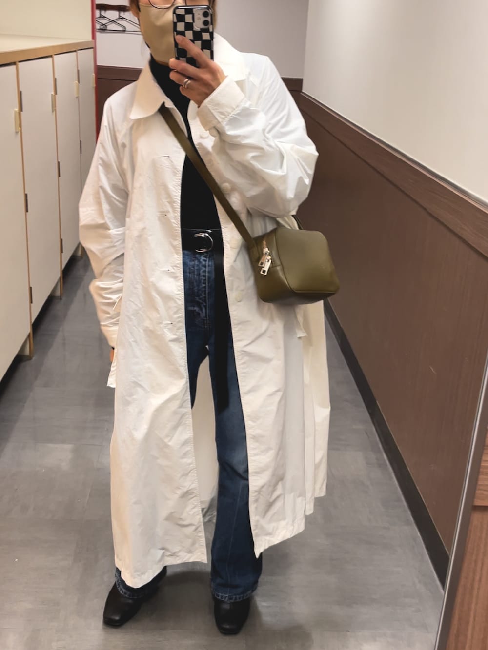 「春服デビュー宣言、シンプルスタイル、大人コーデ、カジュアルコーデ、低身長、デニムコーデ、メガネ女子、おしゃれさんと繋がりたい、春コート、ナイロンコート、シンプルコーデ」｜「forksy.の【forksy.】ナイロンステンカラーロングコート（ステンカラーコート、ホワイト系）」を使った、まるいさん（レディース・152cm）の春コーディネートの4枚目の写真