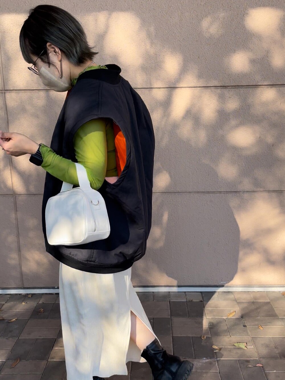 「秋コーデ、秋冬コーデ、カジュアル、大人かわいい、おしゃれさんと繋がりたい、低身長コーデ、大人カジュアル、MA-1、MA-1ベスト、ベストコーデ、ベスト」｜「DISCOATのリブナロースカート（スカート、ホワイト系）」を使った、まるいさん（レディース・152cm）の秋コーディネートの4枚目の写真