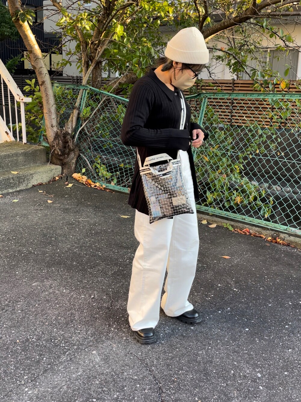 ブラック系のローファー、ブラック系のショルダーバッグを着用したレディースの秋コーディネートの3枚目の写真