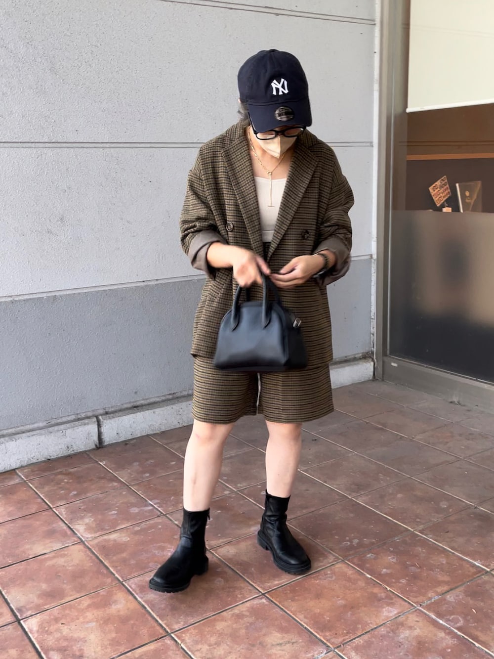 ブラック系のボストンバッグ、ベージュ系のテーラードジャケット、ベージュ系のその他パンツを着用したレディースの秋コーディネートの3枚目の写真