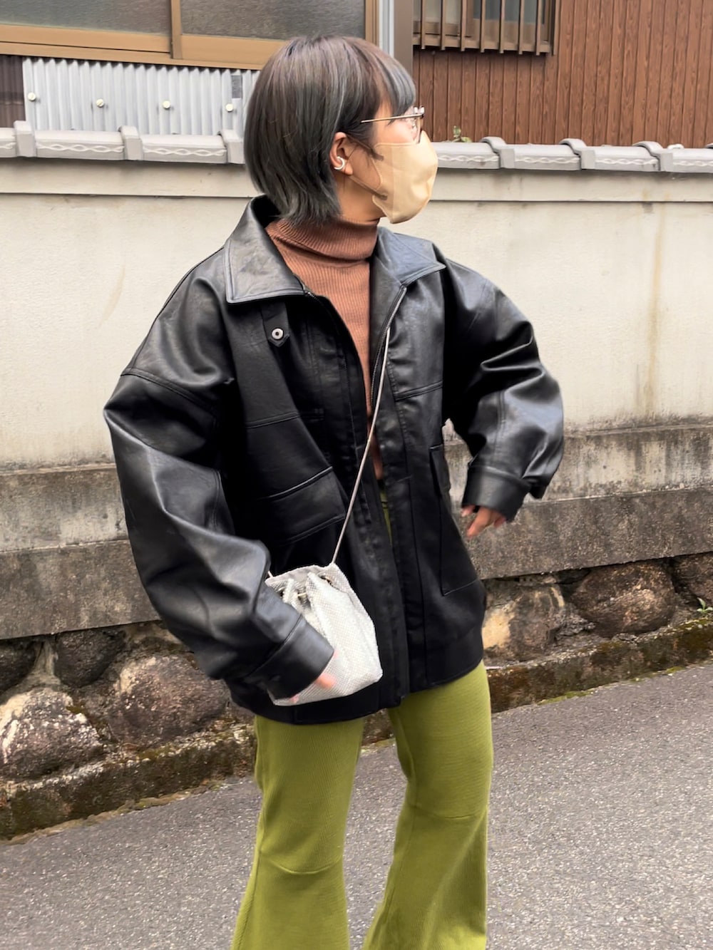 ブラック系のブルゾン、グリーン系のその他パンツ、ブラック系のローファーを着用したレディースの秋コーディネートの2枚目の写真