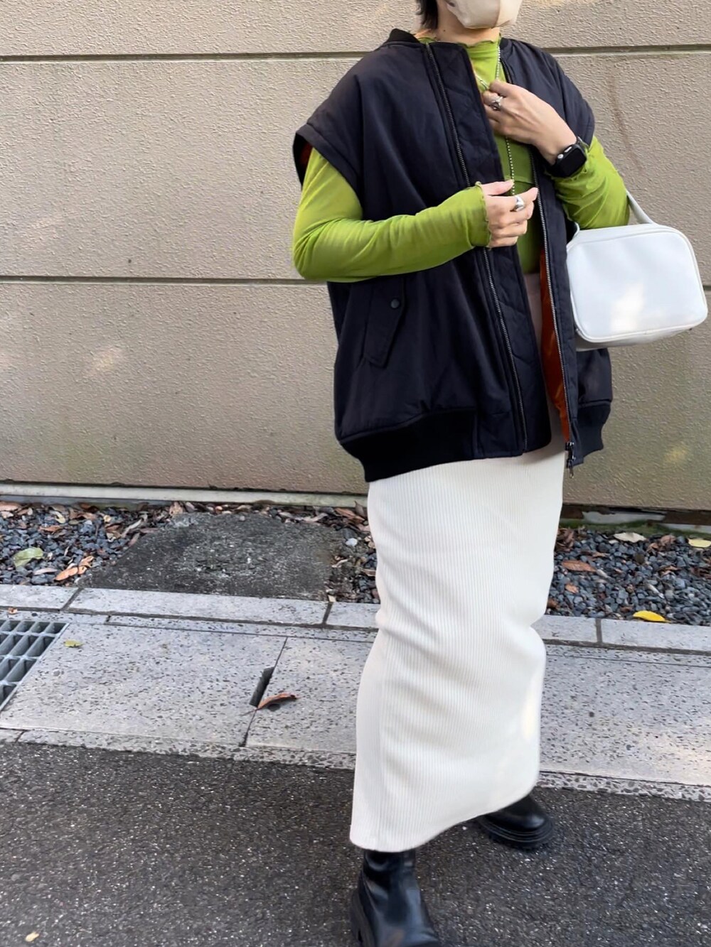 「秋コーデ、秋冬コーデ、カジュアル、大人かわいい、おしゃれさんと繋がりたい、低身長コーデ、大人カジュアル、MA-1、MA-1ベスト、ベストコーデ、ベスト」｜「DISCOATのリブナロースカート（スカート、ホワイト系）」を使った、まるいさん（レディース・152cm）の秋コーディネートの2枚目の写真