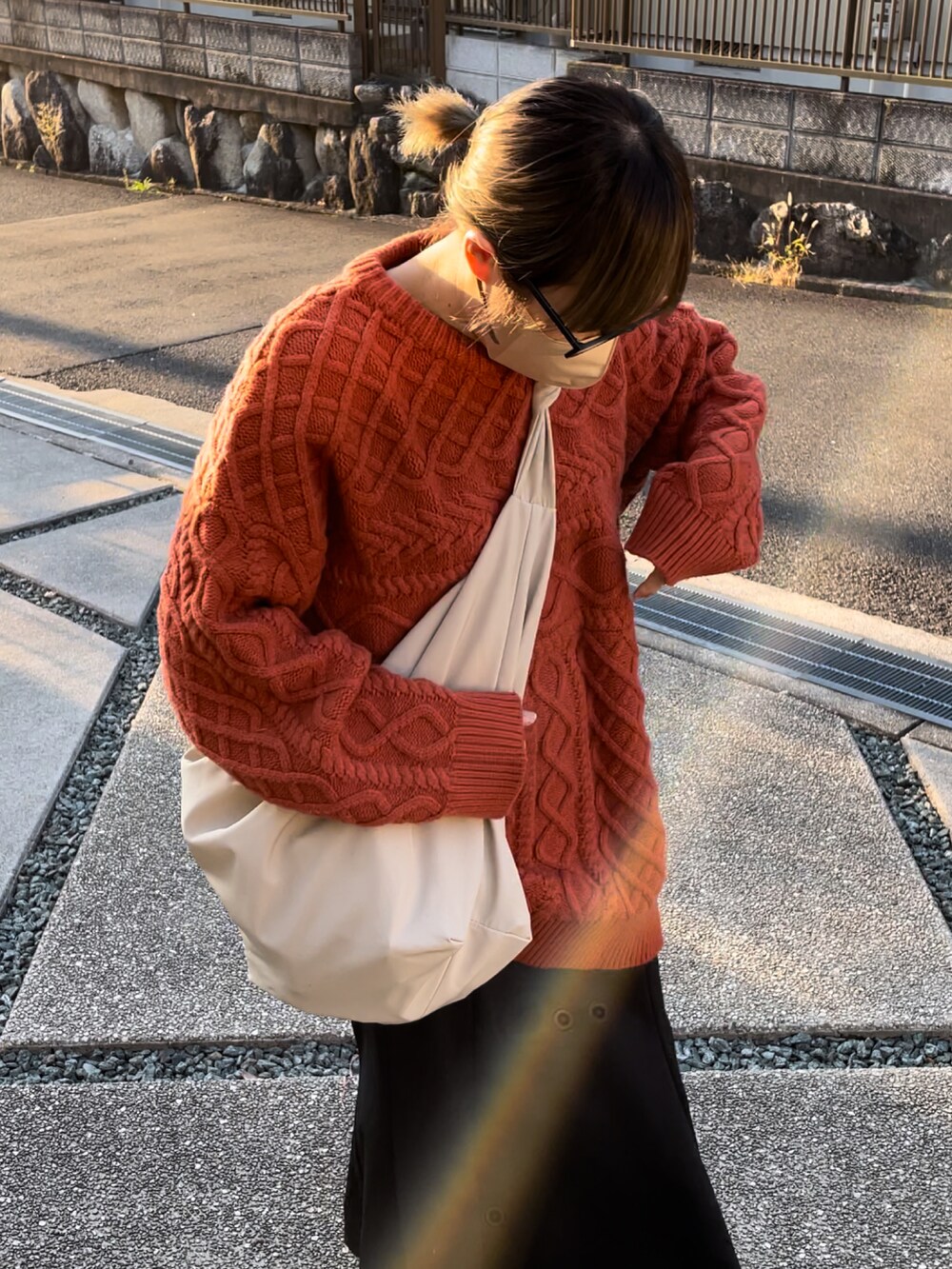 「秋服コーデ、今日のコーデ、ラクチンコーデ、低身長女子、冬コーデ、オレンジニット、ニットコーデ、ケーブルニット、オーバーサイズ、ナイロンバッグ」｜「select MOCAの2022 AW ランダムケーブルオーバーニット（ニット/セーター、オレンジ系）」を使った、まるいさん（レディース・152cm）の秋コーディネートの3枚目の写真