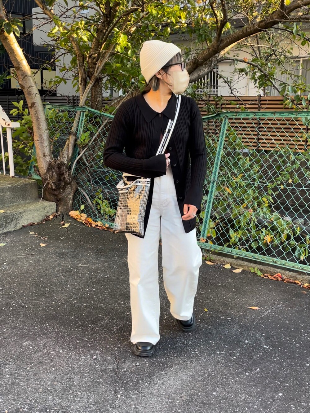 ブラック系のローファー、ブラック系のショルダーバッグを着用したレディースの秋コーディネートの2枚目の写真