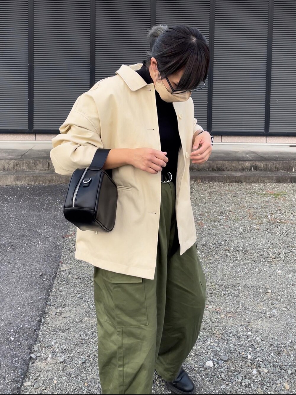 グリーン系のカーゴパンツ、ブラック系のTシャツ/カットソー、ベージュ系のブルゾンを着用したレディースの秋コーディネートの4枚目の写真