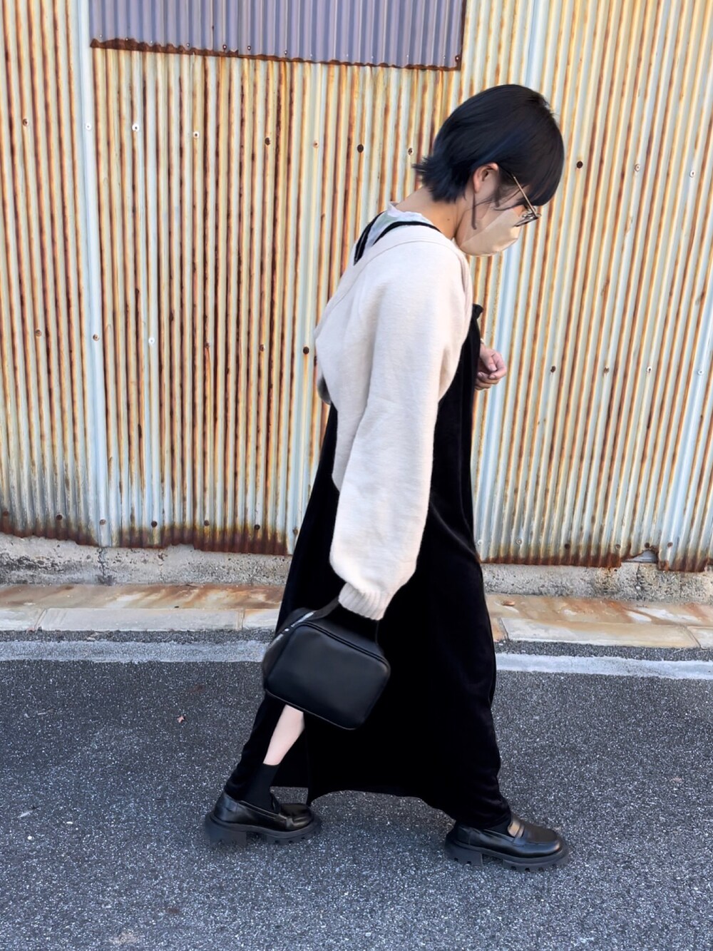 ブラック系のワンピース、ブラック系のブーツ、ブラック系のボストンバッグを着用したレディースの秋コーディネートの4枚目の写真