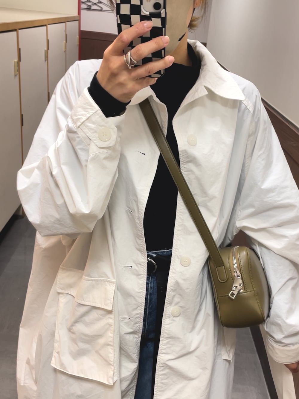 「春服デビュー宣言、シンプルスタイル、大人コーデ、カジュアルコーデ、低身長、デニムコーデ、メガネ女子、おしゃれさんと繋がりたい、春コート、ナイロンコート、シンプルコーデ」｜「forksy.の【forksy.】ナイロンステンカラーロングコート（ステンカラーコート、ホワイト系）」を使った、まるいさん（レディース・152cm）の春コーディネートの3枚目の写真