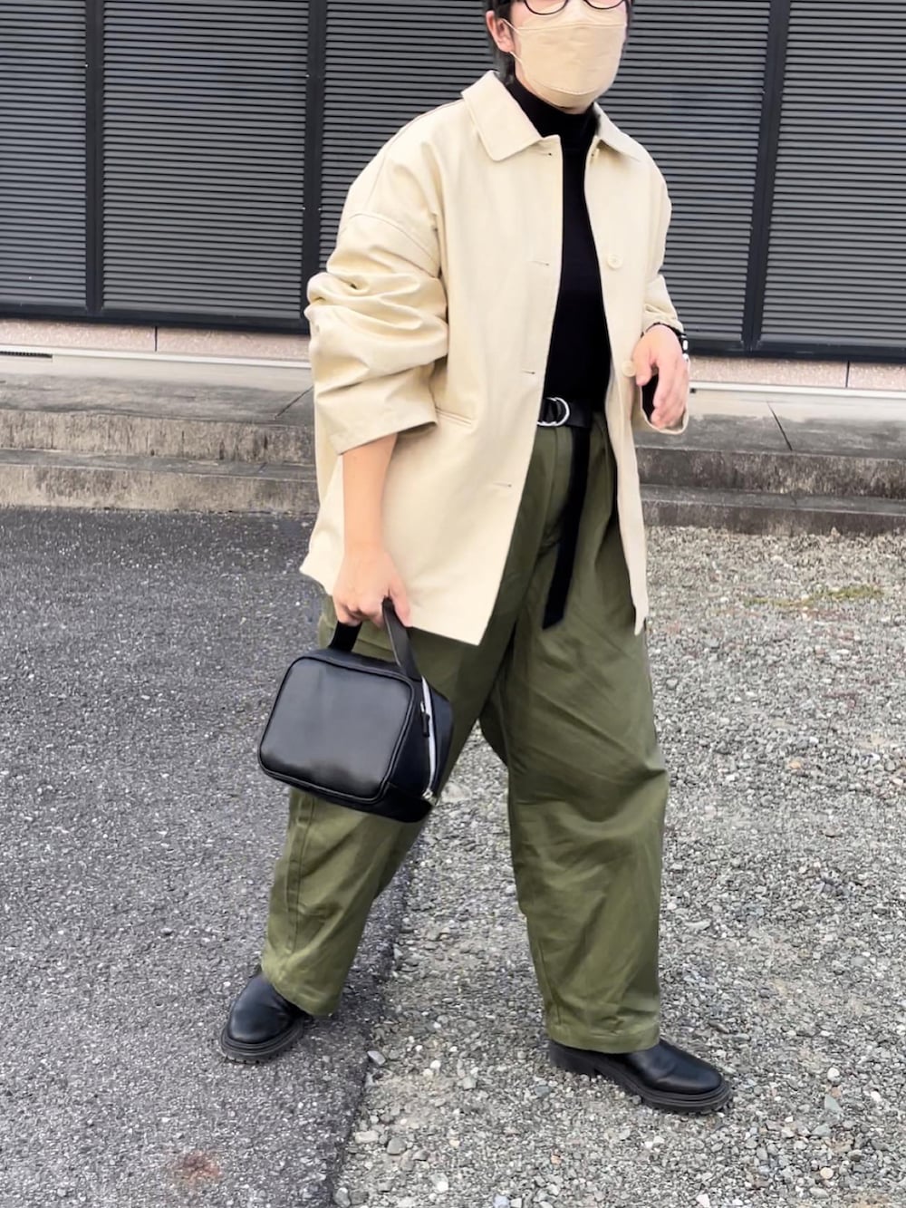 グリーン系のカーゴパンツ、ブラック系のTシャツ/カットソー、ベージュ系のブルゾンを着用したレディースの秋コーディネートの5枚目の写真