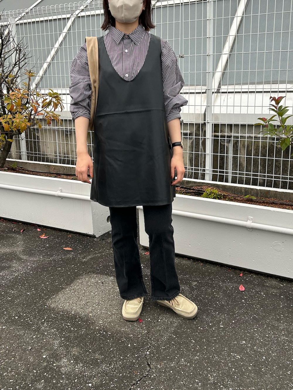 ブラック系のデニムパンツ、ブラウン系のシャツ/ブラウスを着用したレディースの秋コーディネートの2枚目の写真