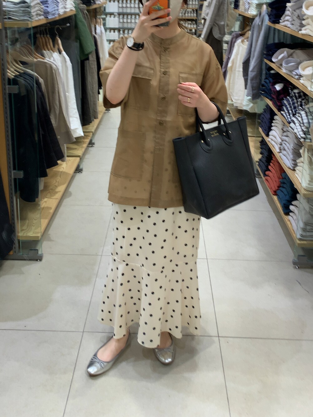 ブラウン系のミリタリージャケット、シルバー系のバレエシューズを着用したレディースの夏コーディネートの2枚目の写真