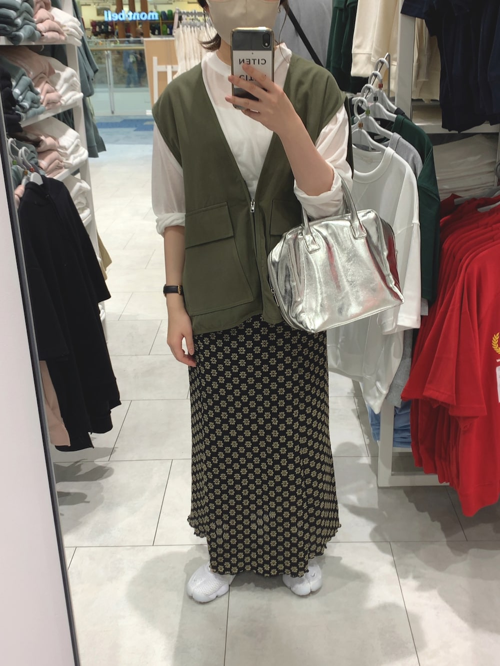 ホワイト系のTシャツ/カットソー、グリーン系のベスト、ホワイト系のスニーカーを着用したレディースの夏コーディネートの2枚目の写真