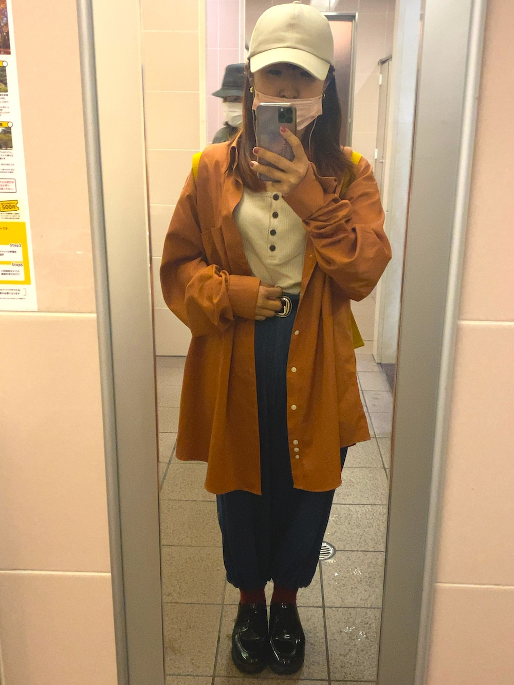 ベージュ系のキャミソール、ブラック系のローファー、ブラック系のベルトを着用したレディースの春コーディネートの2枚目の写真