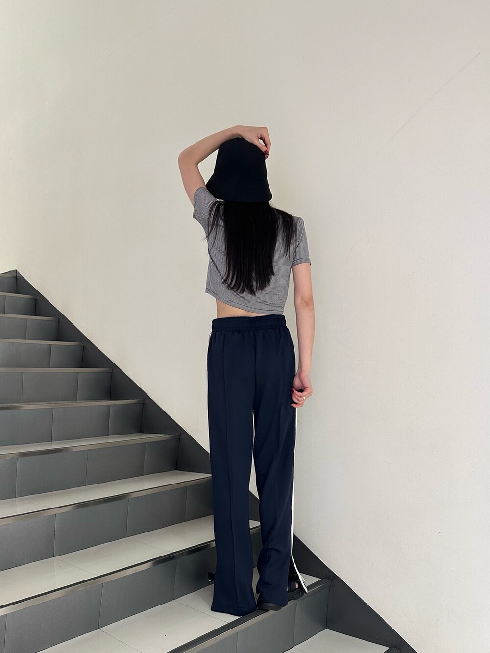 「トラックパンツ、トレンドコーデ、20代、20代後半、ムルーア、murua、チビT」｜「MURUAのサイドスリットトラックパンツ（その他パンツ、ブルー系）」を使った、飯村 美沙さん（レディース・156cm）の夏コーディネートの3枚目の写真