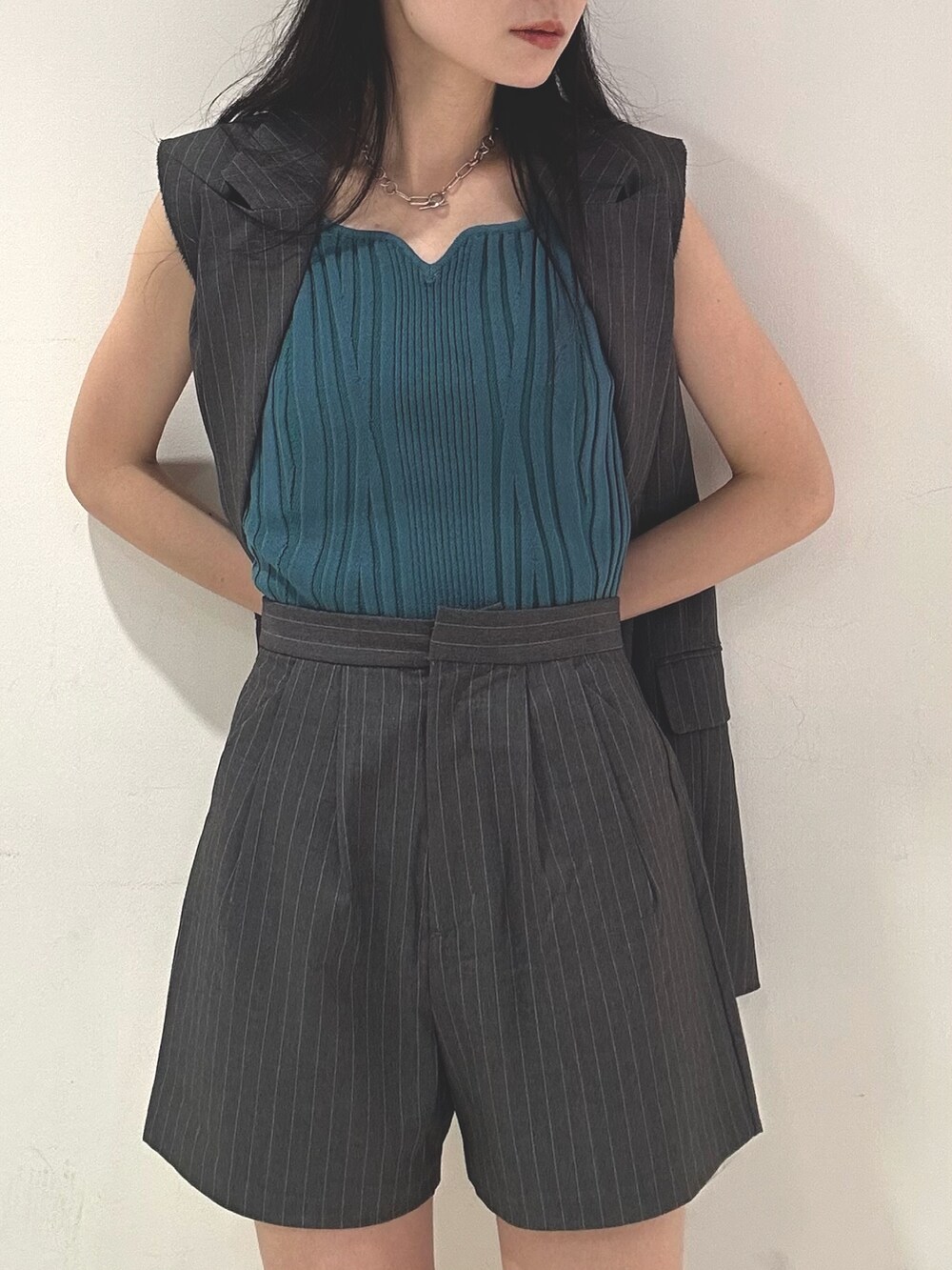 グレー系のその他パンツ、グレー系のベスト、ブルー系のタンクトップを着用したレディースの夏コーディネートの4枚目の写真