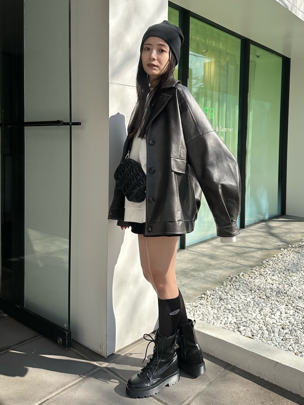 グレー系のブルゾン、ブラック系のブーツ、ブラック系のソックス/靴下を着用したレディースの冬コーディネートの2枚目の写真