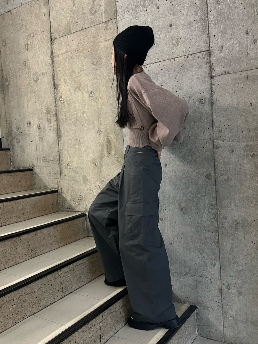 「ムルーア、MURUA、ムルーアコーデ、春先取り、春先コーデ、カーディガン、カーゴパンツ、トレンド、パンツコーデ、カジュアル、きれいめ、きれいめカジュアル、20代コーデ、20代後半、156センチコーデ」｜「MURUAのサイドカットカーゴパンツ（カーゴパンツ、グレー系）」を使った、飯村 美沙さん（レディース・156cm）の冬コーディネートの3枚目の写真