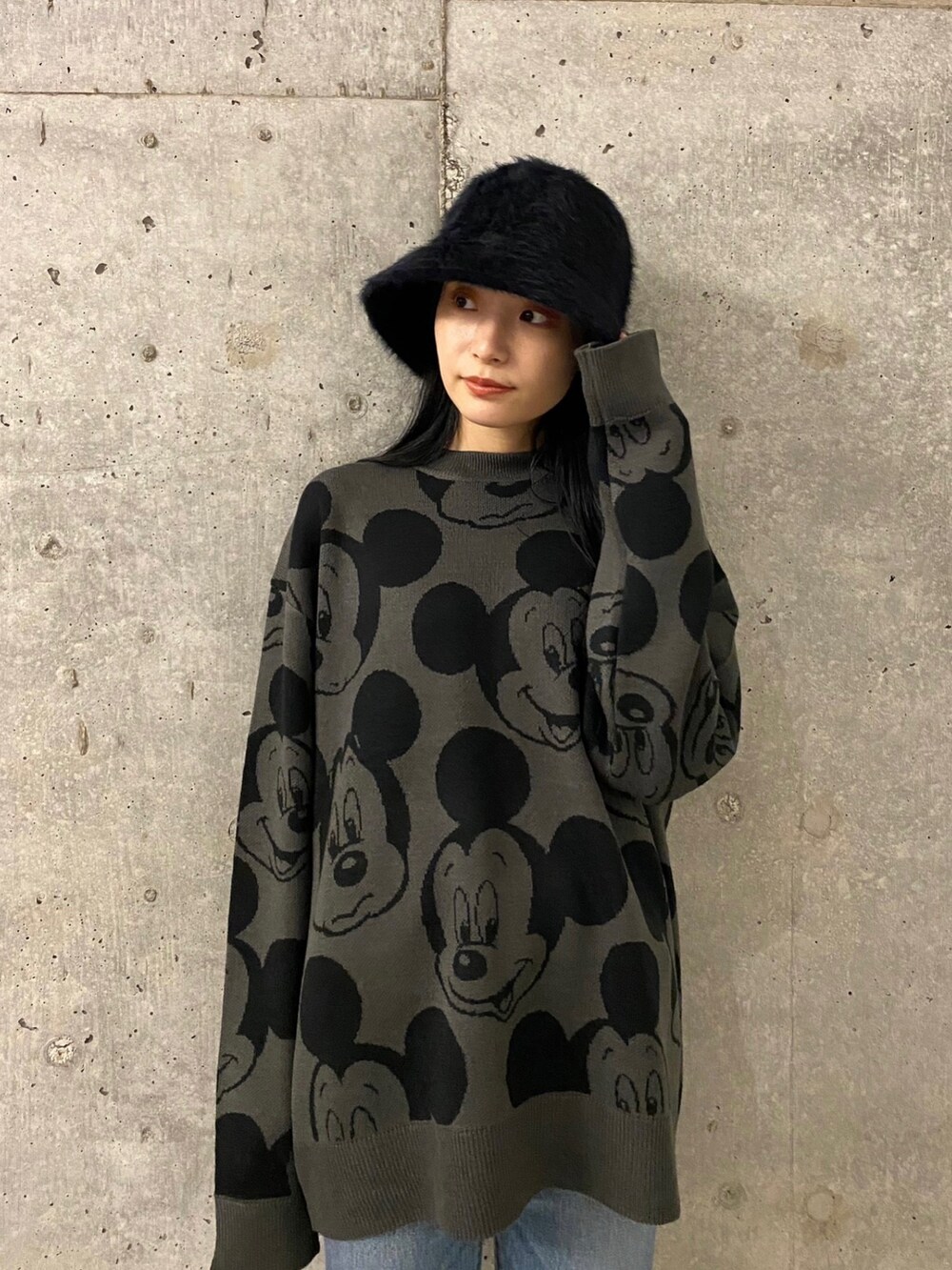 ブルー系のデニムパンツ、ブラック系のブーツ、グレー系のニット/セーターを着用したレディースの秋コーディネートの5枚目の写真