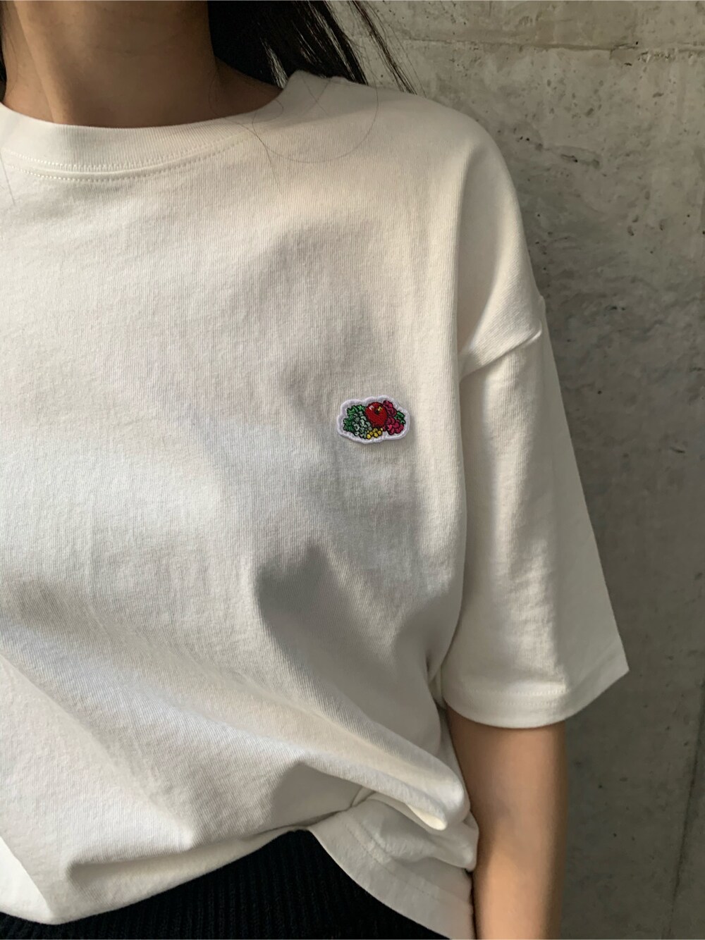 その他のTシャツ/カットソー、ブラック系のスカート、ブラック系のサンダルを着用したレディースの春コーディネートの5枚目の写真