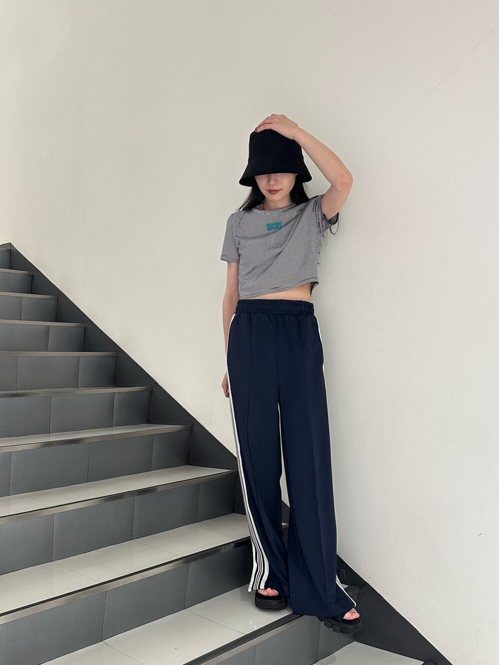 「トラックパンツ、トレンドコーデ、20代、20代後半、ムルーア、murua、チビT」｜「MURUAのサイドスリットトラックパンツ（その他パンツ、ブルー系）」を使った、飯村 美沙さん（レディース・156cm）の夏コーディネートの2枚目の写真