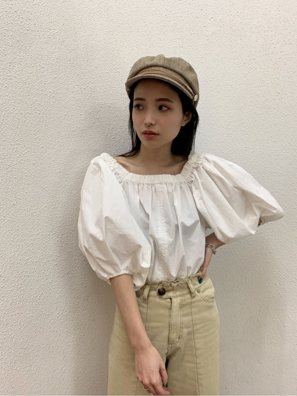 ホワイト系のシャツ/ブラウス、イエロー系のその他パンツ、ホワイト系のサンダルを着用したレディースの夏コーディネートの2枚目の写真