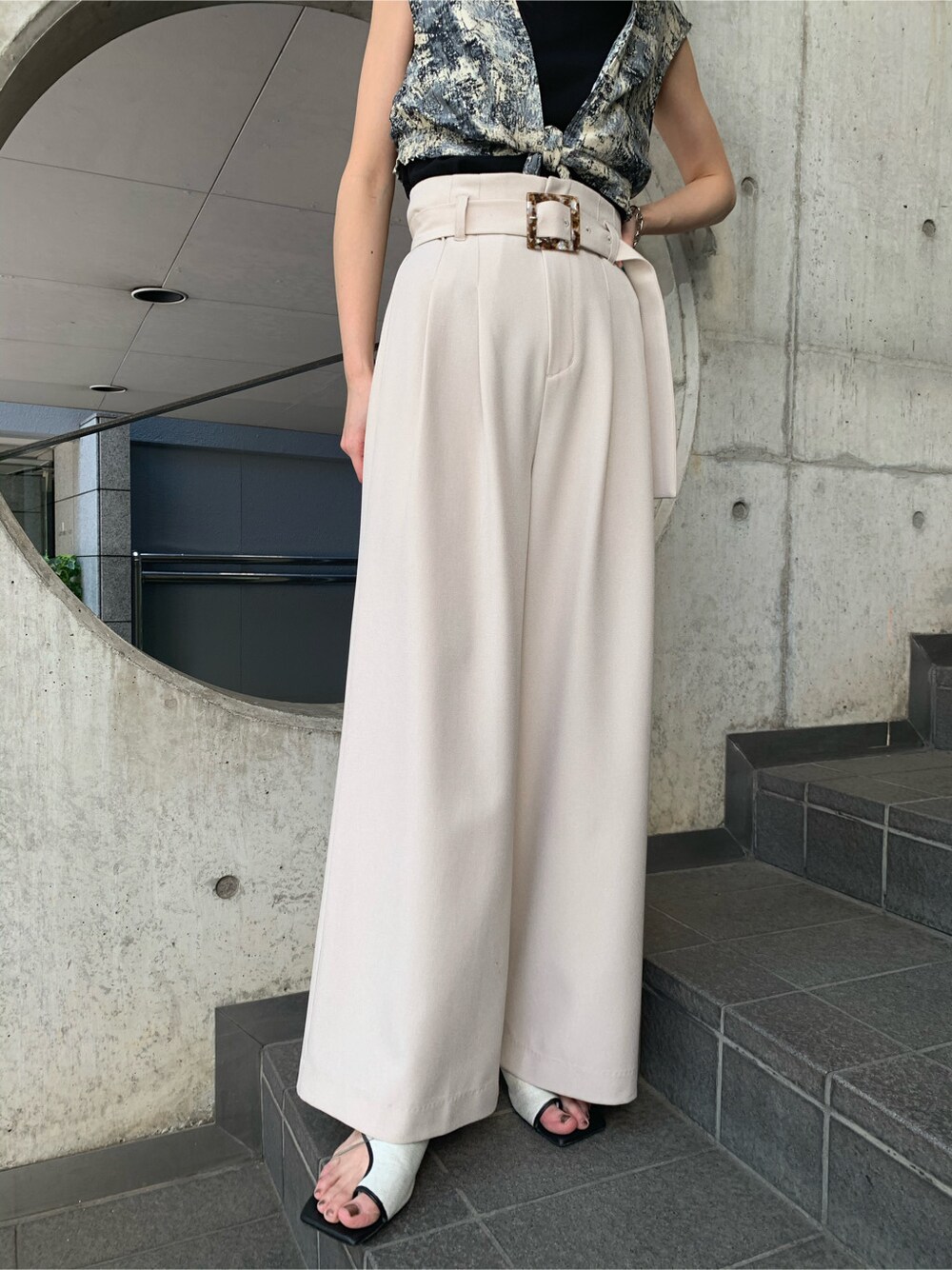 ブラック系のタンクトップ、ブラック系のサンダル、ホワイト系のその他パンツを着用したレディースの春コーディネートの4枚目の写真