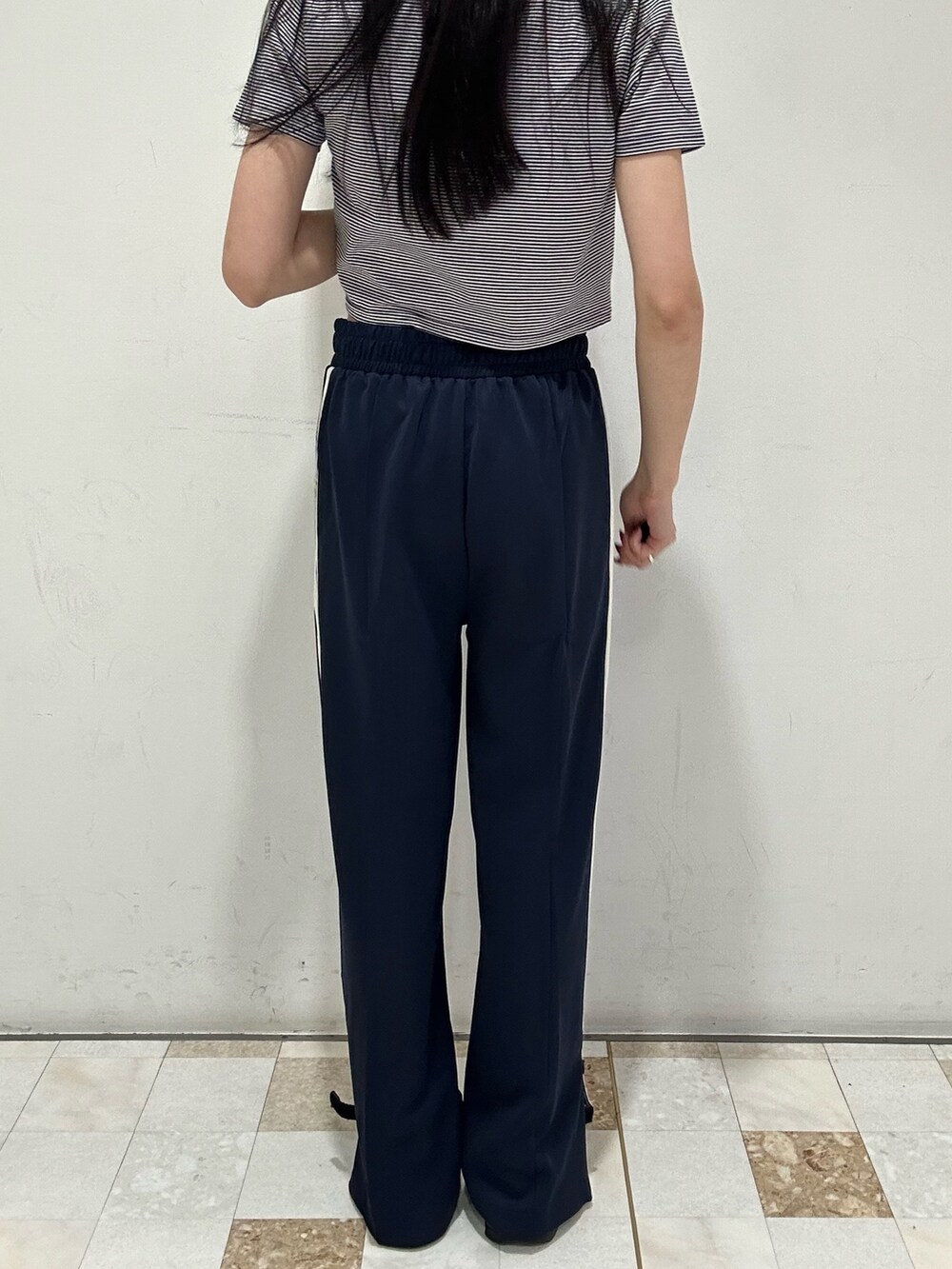 「トラックパンツ、トレンドコーデ、20代、20代後半、ムルーア、murua、チビT」｜「MURUAのサイドスリットトラックパンツ（その他パンツ、ブルー系）」を使った、飯村 美沙さん（レディース・156cm）の夏コーディネートの8枚目の写真