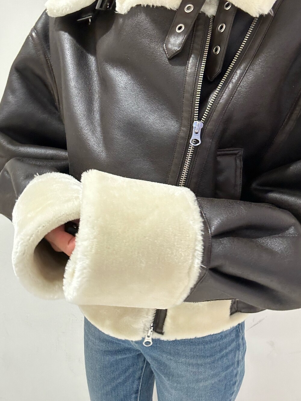 「秋冬コーデ、ムートン、ムートンコーデ、156センチコーデ、20代後半、murua、MURUA(MURUA)、ムルーア、カジュアルスタイル」｜「MURUAのハイウエストヴィンテージフレアデニム（デニムパンツ、ブルー系）」を使った、飯村 美沙さん（レディース・156cm）の夏コーディネートの7枚目の写真