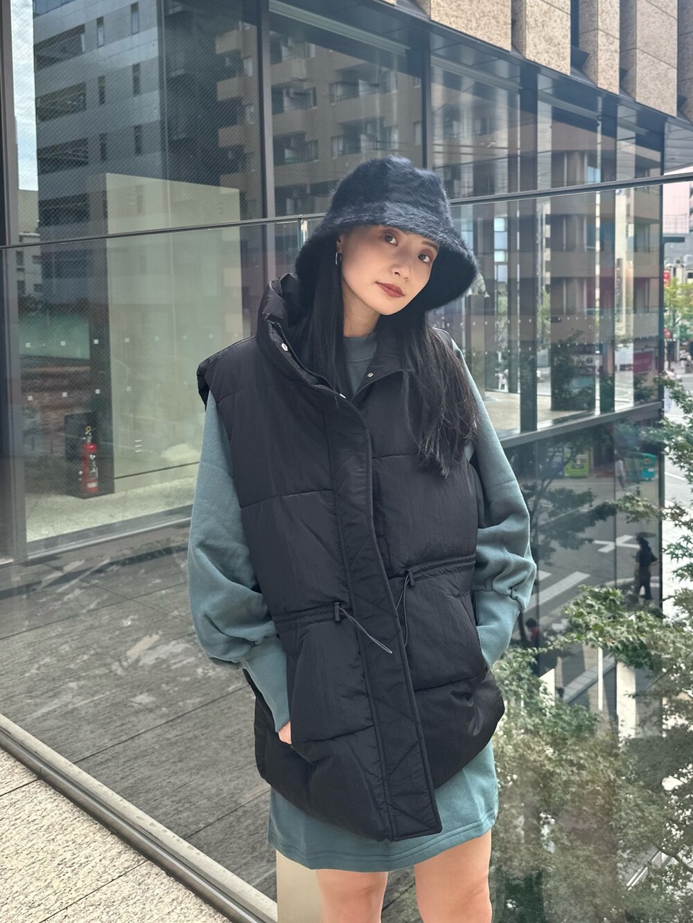 「ムルーア、MURUA、murua、156センチコーデ、20代後半、ダウンベスト、ミニワンピ、秋冬コーデ」｜「MURUAの中綿ルーズベスト（ダウンベスト、ブラック系）」を使った、飯村 美沙さん（レディース・156cm）の秋コーディネートの4枚目の写真