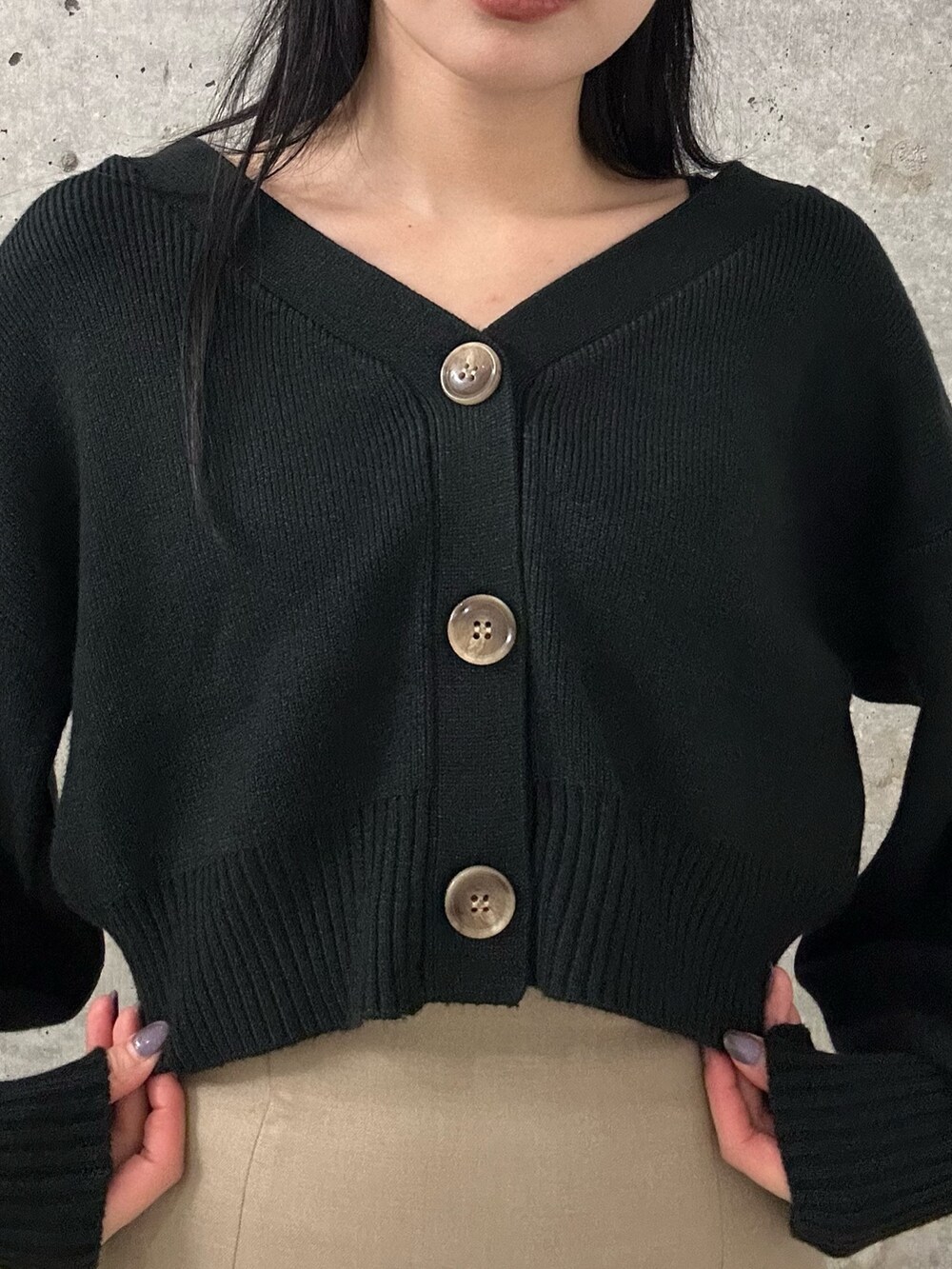 「ムルーア、murua、キレイめコーデ、カーディガンコーデ、156センチコーデ、20代後半、マーメイドスカート」｜「MURUAのハイウエストナローマーメイドスカート（スカート、ベージュ系）」を使った、飯村 美沙さん（レディース・156cm）の秋コーディネートの6枚目の写真