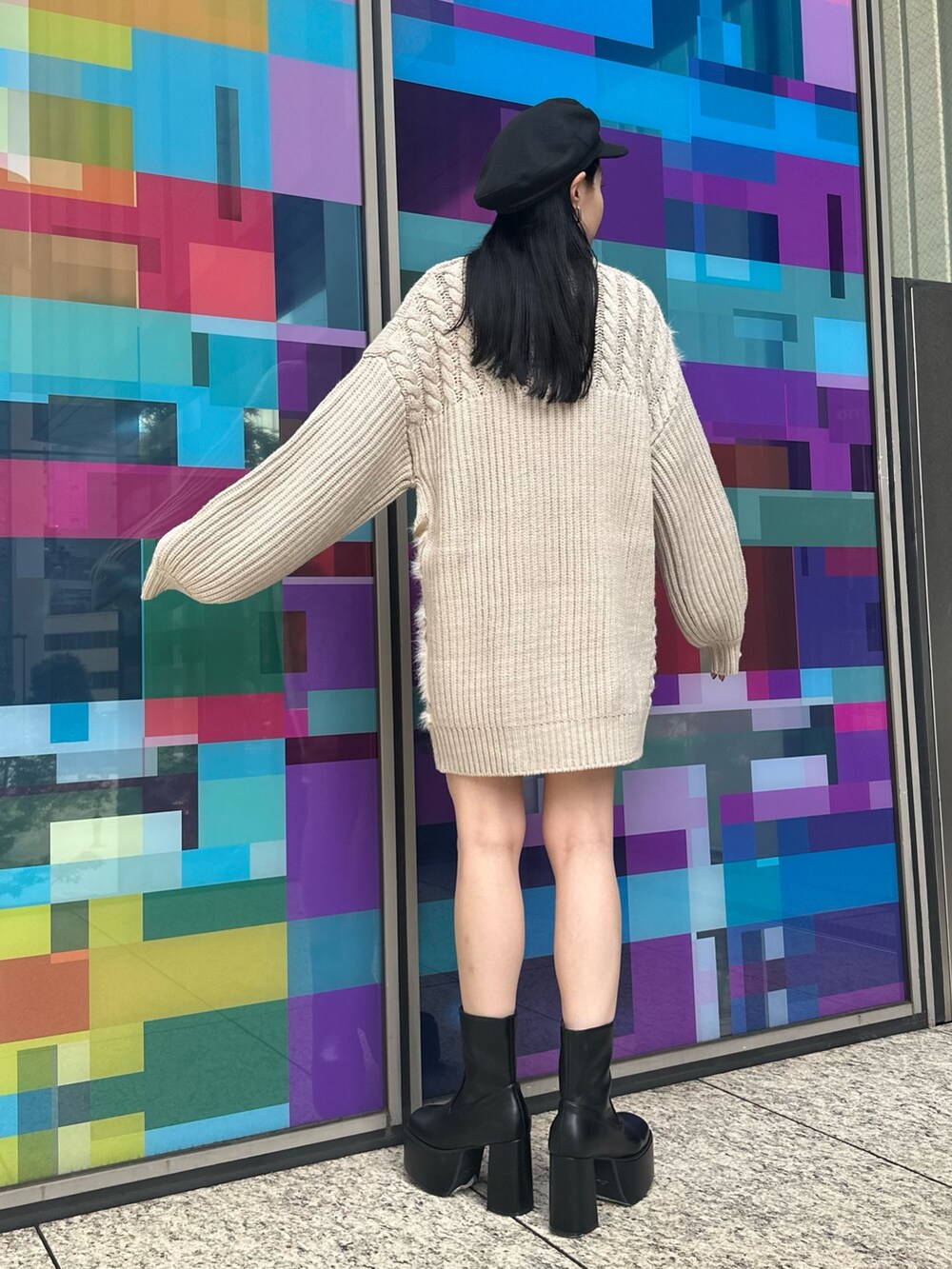 「MURUA(MURUA)、murua、156センチコーデ、20代後半、デザインワンピース、柄ワンピ、ニットワンピース、ミニワンピ」｜「MURUAのデザインステッチスクエアブーツ（ブーツ、ブラック系）」を使った、飯村 美沙さん（レディース・156cm）の秋コーディネートの3枚目の写真