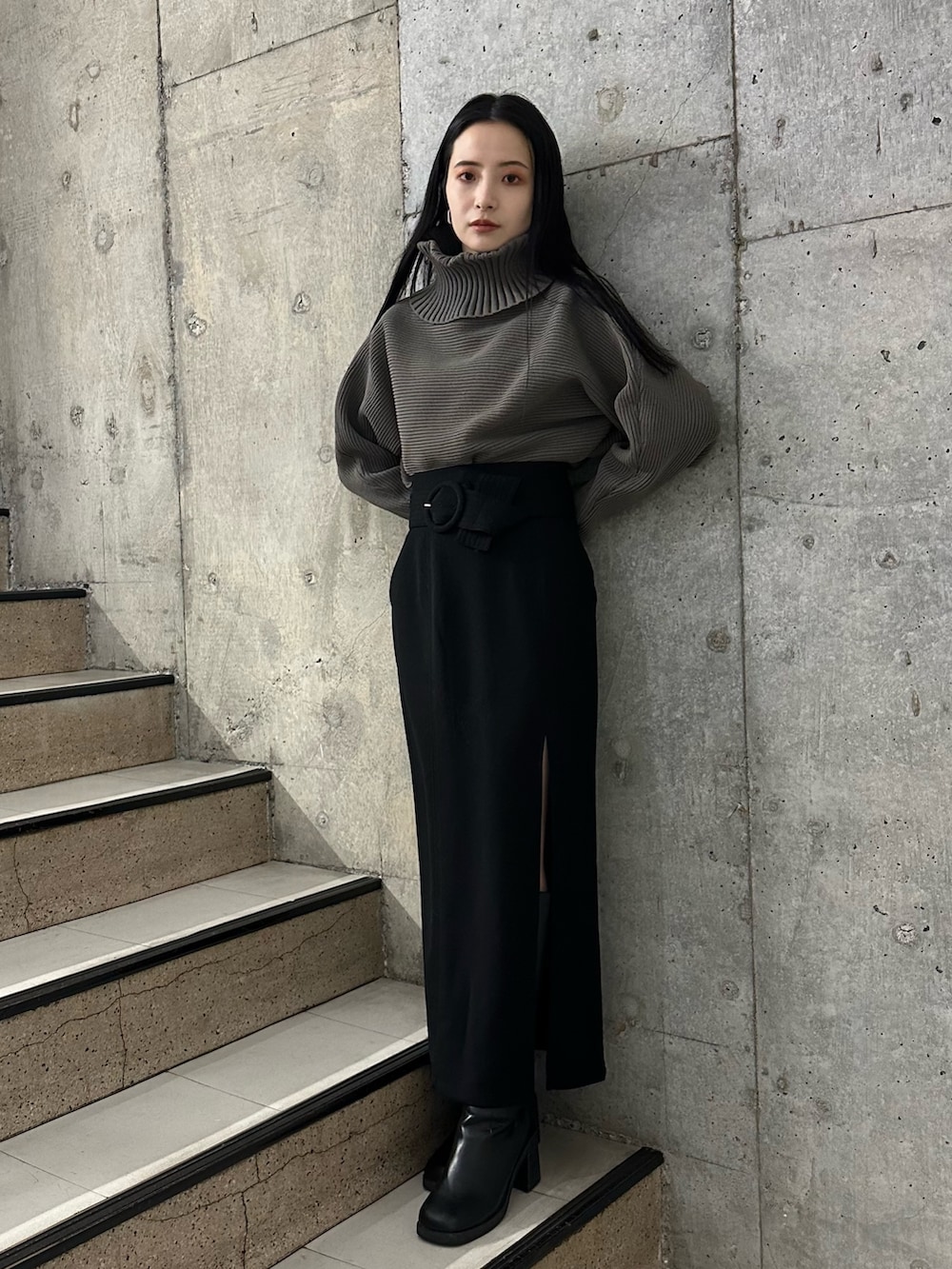 ホワイト系のその他アウター、ブラウン系のニット/セーター、ブラック系のスカートを着用したレディースの冬コーディネートの4枚目の写真