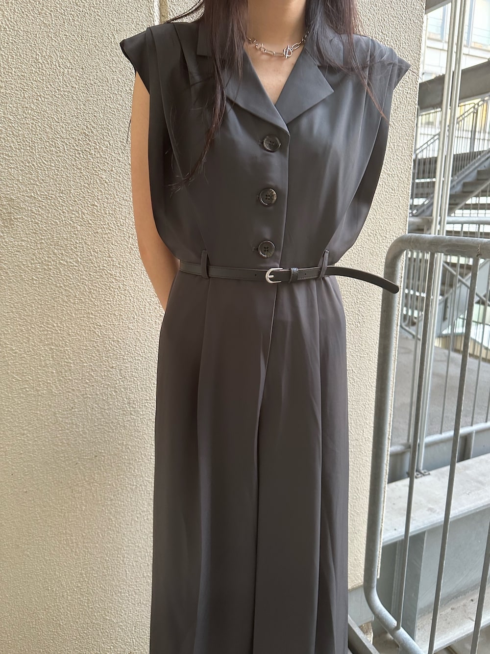 グレー系のワンピース、ホワイト系のサンダルを着用したレディースの春コーディネートの5枚目の写真