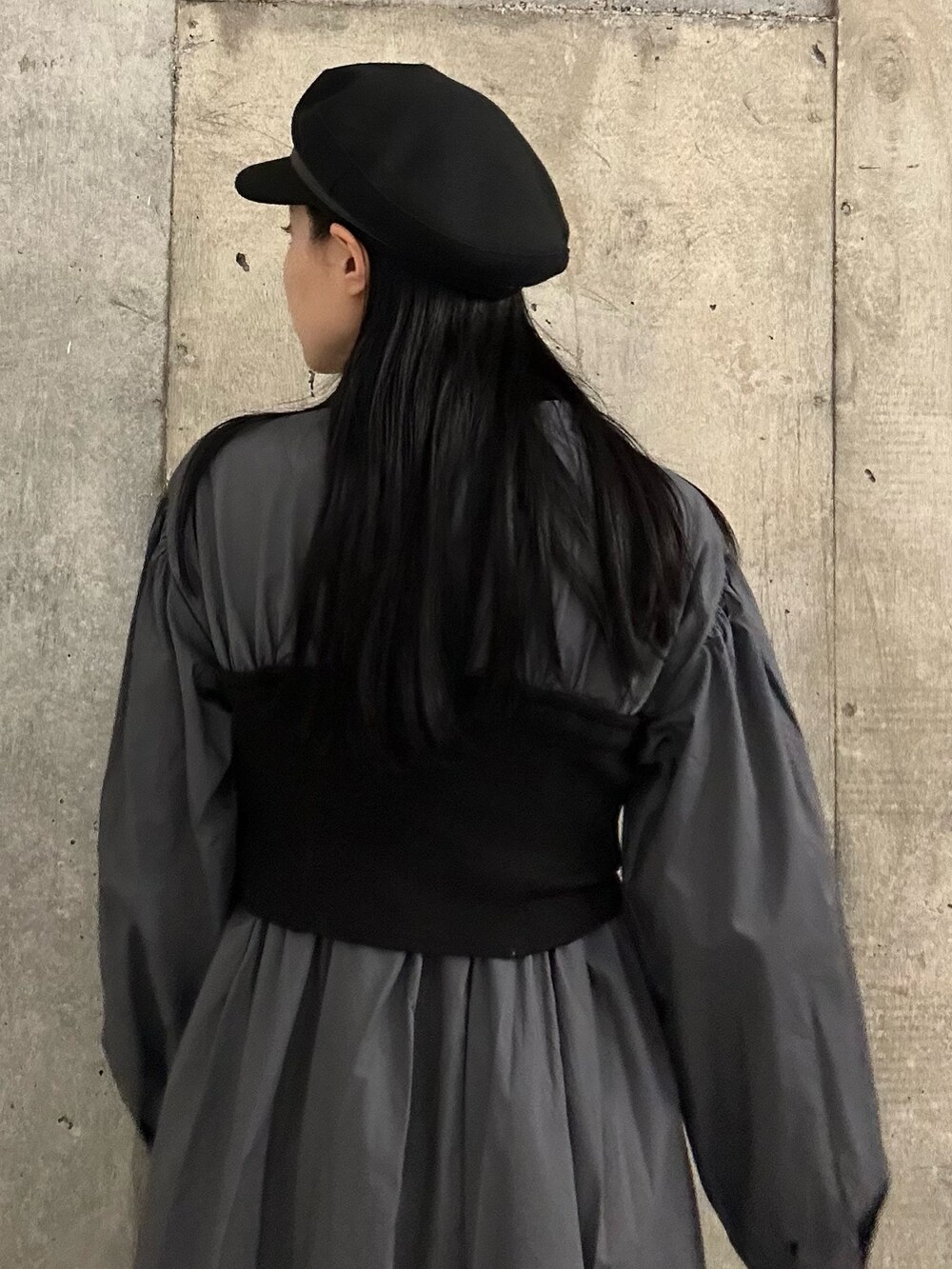 「ワンピース、ワンピースコーデ、シャツワンピ、秋冬コーデ、156センチコーデ、20代後半、ムルーア、murua」｜「MURUAのビスチェドッキングシャツワンピース（ワンピース、グレー系）」を使った、飯村 美沙さん（レディース・156cm）の秋コーディネートの5枚目の写真