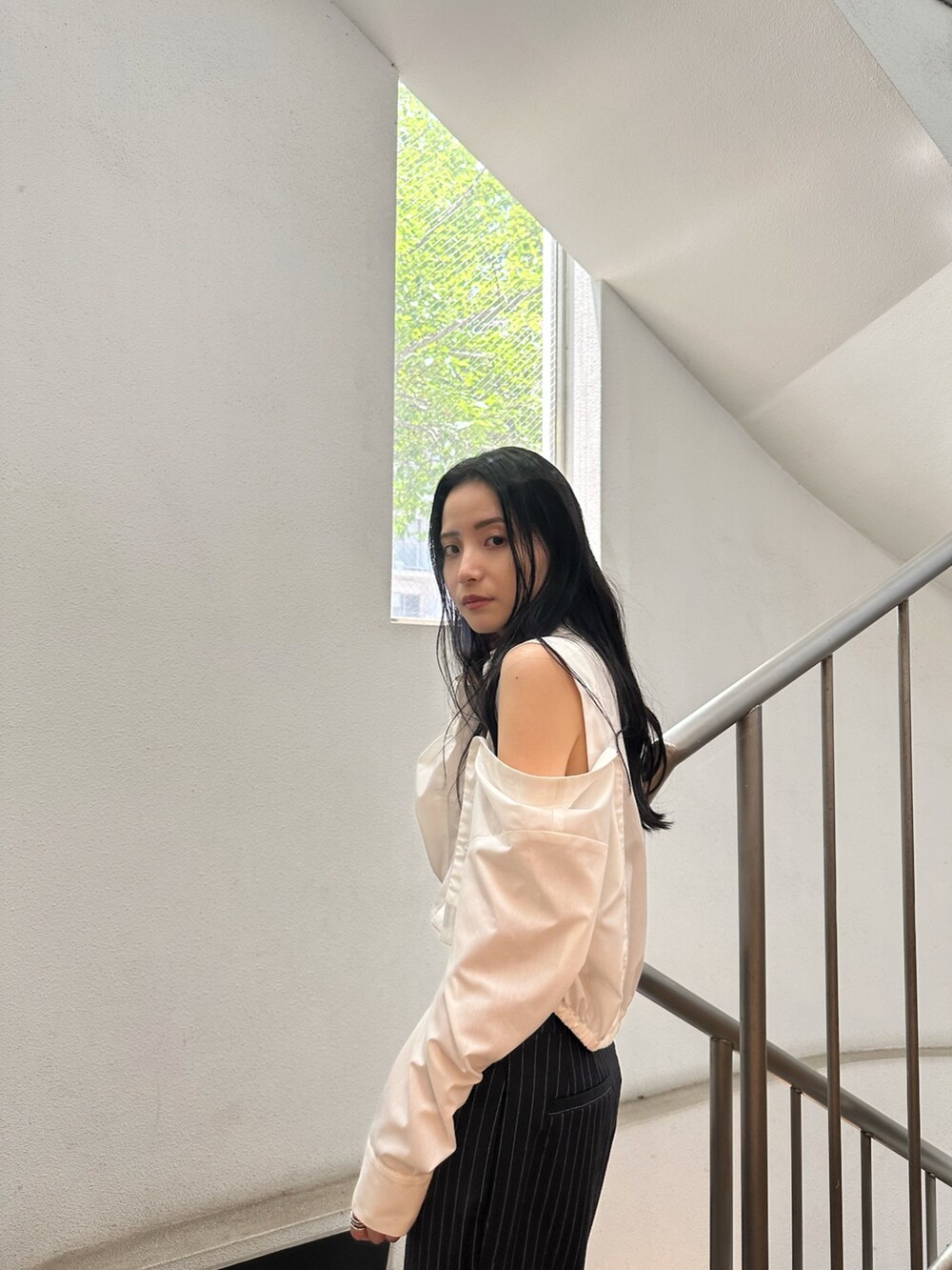 ホワイト系のシャツ/ブラウス、その他のその他パンツ、その他のサンダルを着用したレディースの夏コーディネートの3枚目の写真