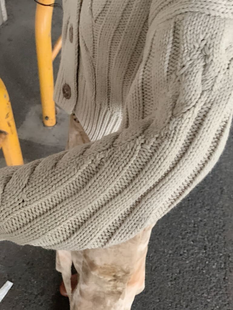 ブラウン系のブーツ、その他のスカート、ホワイト系のカーディガン/ボレロを着用したレディースの秋コーディネートの4枚目の写真