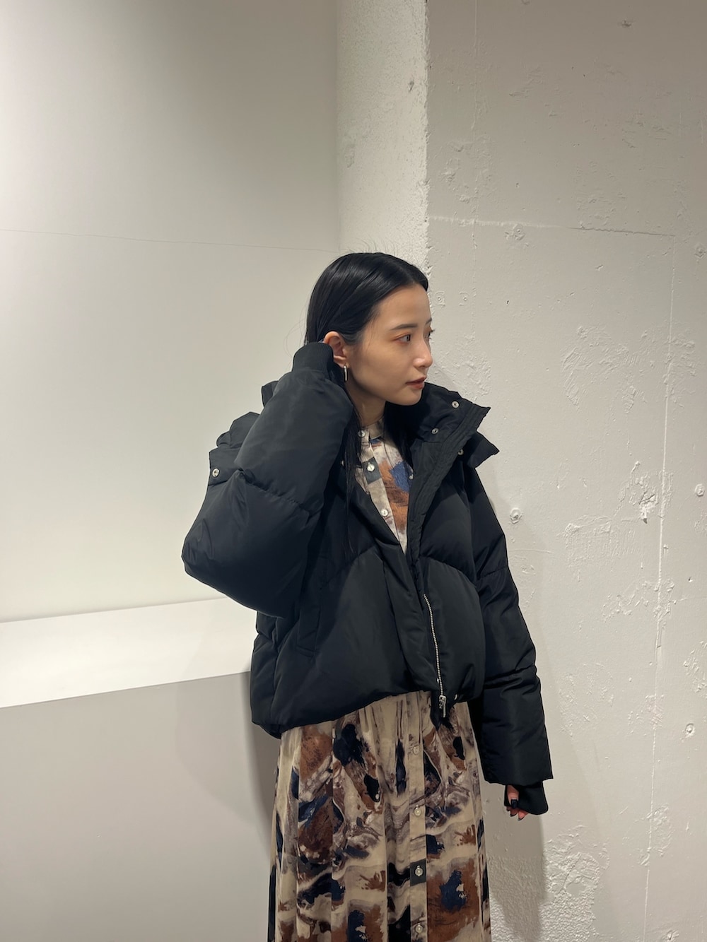 ブルー系のスカートを着用したレディースの冬コーディネートの2枚目の写真