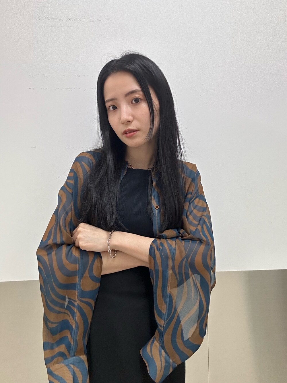 ブルー系のシャツ/ブラウス、ブラック系のスカート、ブラック系のTシャツ/カットソーを着用したレディースの夏コーディネートの6枚目の写真