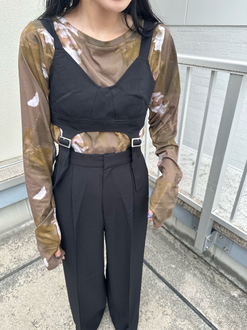 ブラック系のつなぎ/オールインワン、ブラウン系のTシャツ/カットソー、ブラック系のブーツを着用したレディースの秋コーディネートの6枚目の写真