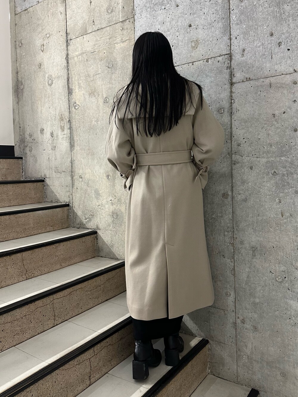 ホワイト系のその他アウター、ブラウン系のニット/セーター、ブラック系のスカートを着用したレディースの冬コーディネートの2枚目の写真