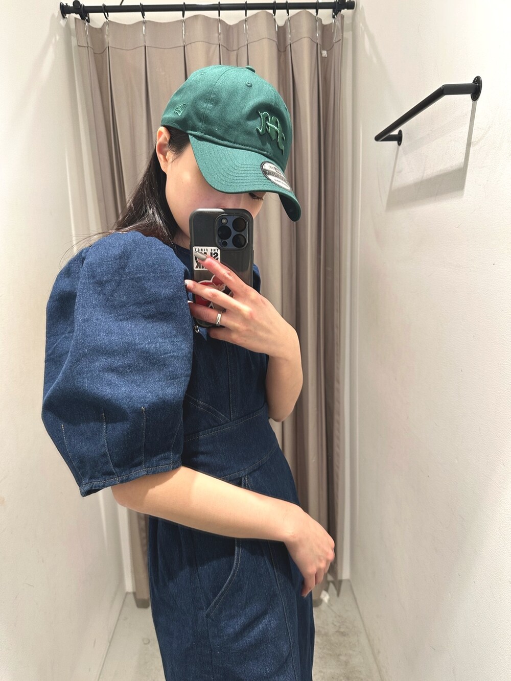 ブルー系のワンピース、ブラック系のサンダル、グリーン系のキャップを着用したレディースの春コーディネートの3枚目の写真