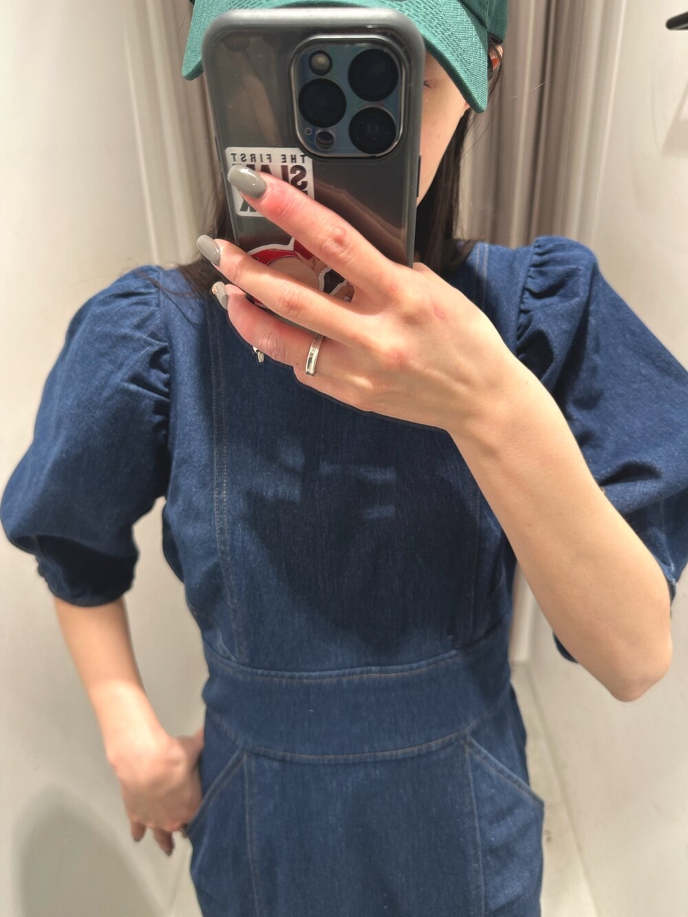 ブルー系のワンピース、ブラック系のサンダル、グリーン系のキャップを着用したレディースの春コーディネートの4枚目の写真