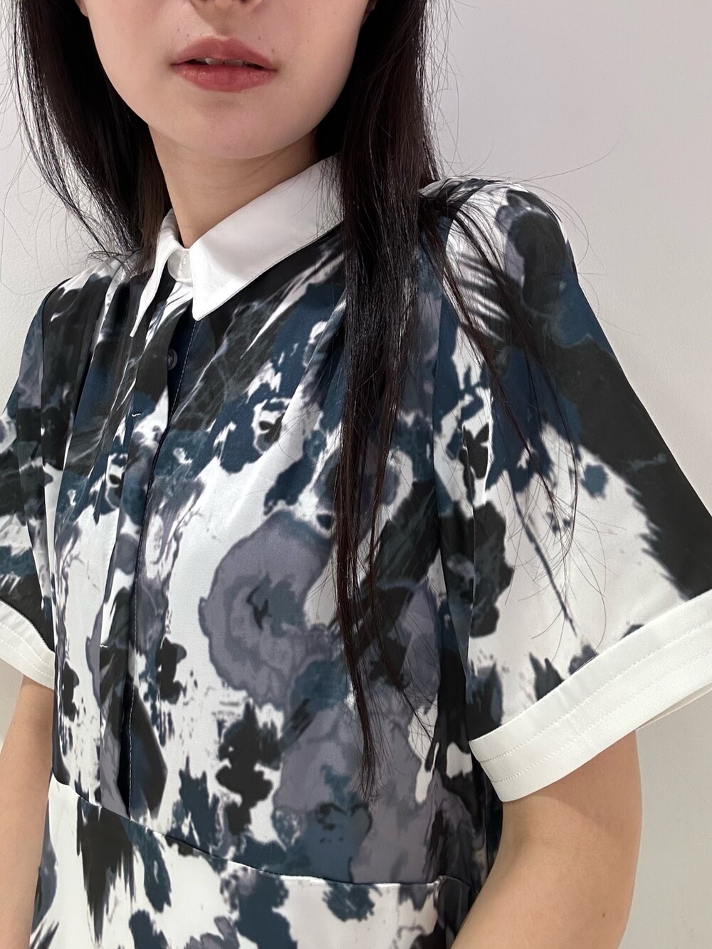 ホワイト系のワンピース、ブラック系のサンダルを着用したレディースの夏コーディネートの4枚目の写真