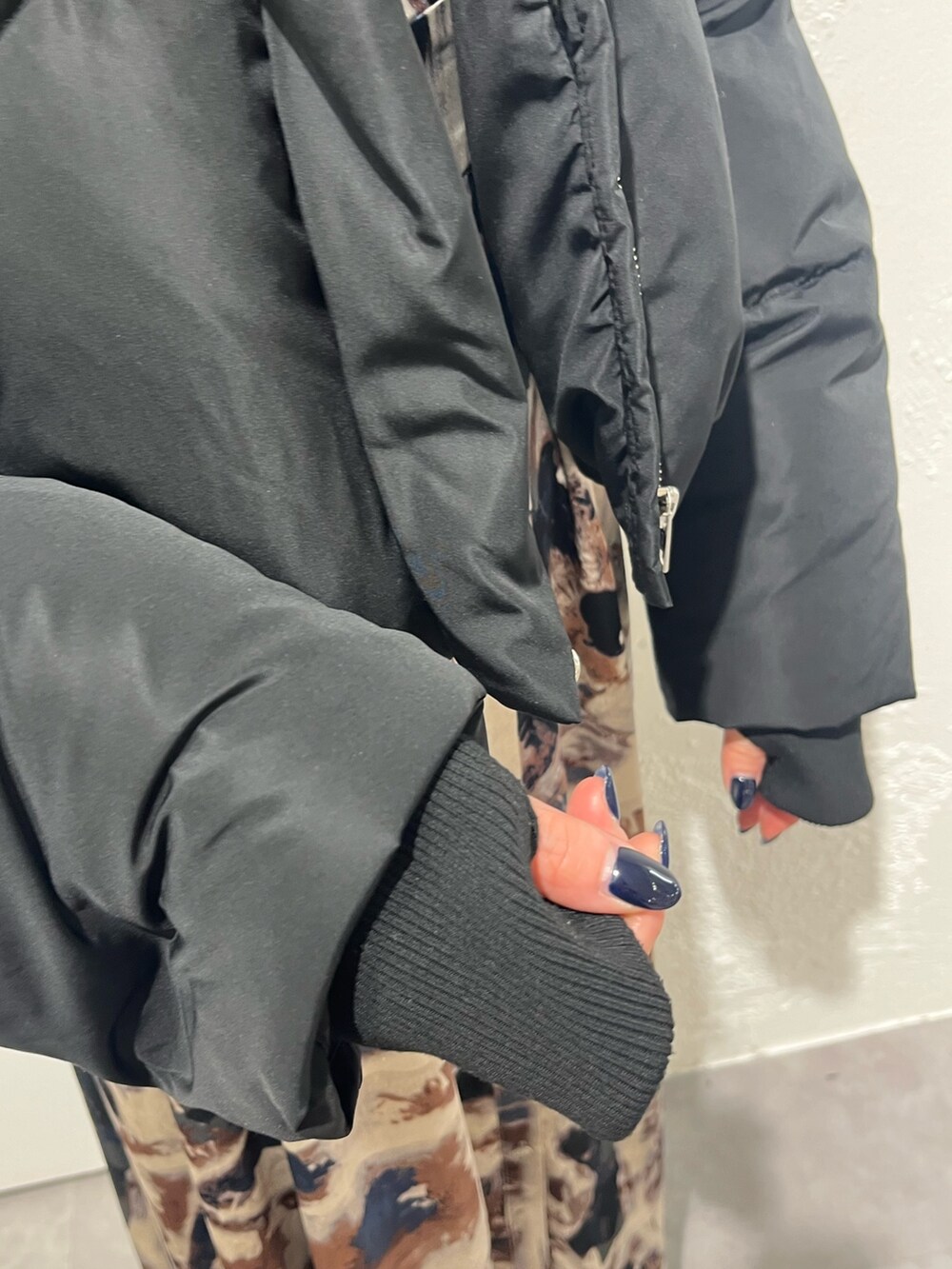 ブルー系のスカートを着用したレディースの冬コーディネートの4枚目の写真